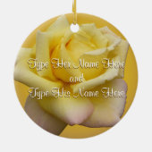 黄色バラのオーナメントのパーソナライズなばら色の装飾 セラミックオーナメント (裏面)