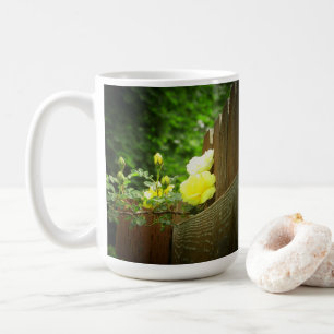 黄色バラの両掛けに受粉している蜂蜜の蜂 コーヒーマグカップ