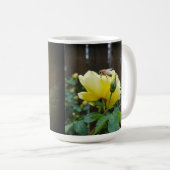 黄色バラの両掛けに受粉している蜂蜜の蜂 コーヒーマグカップ (正面右)