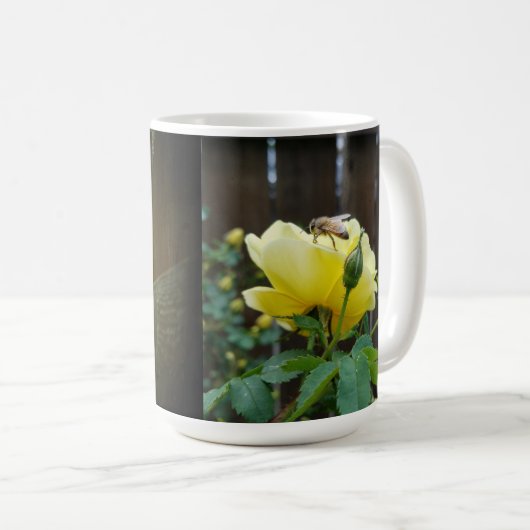 黄色バラの両掛けに受粉している蜂蜜の蜂 コーヒーマグカップ (正面右)