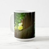 黄色バラの両掛けに受粉している蜂蜜の蜂 コーヒーマグカップ (正面左)