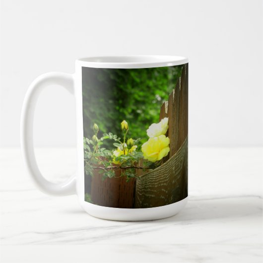 黄色バラの両掛けに受粉している蜂蜜の蜂 コーヒーマグカップ (左)