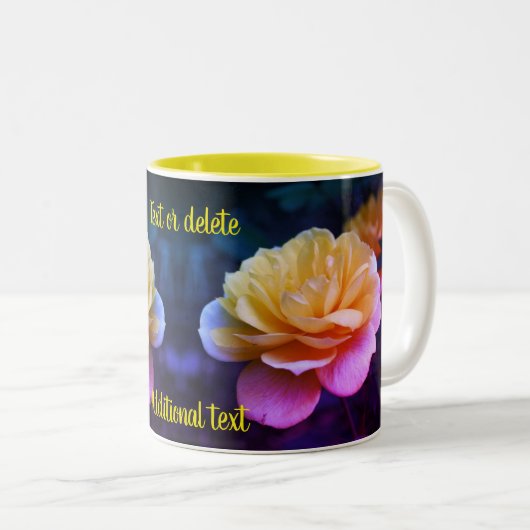 黄色バラの花の色パーソナライズされた ツートーンマグカップ (正面右)