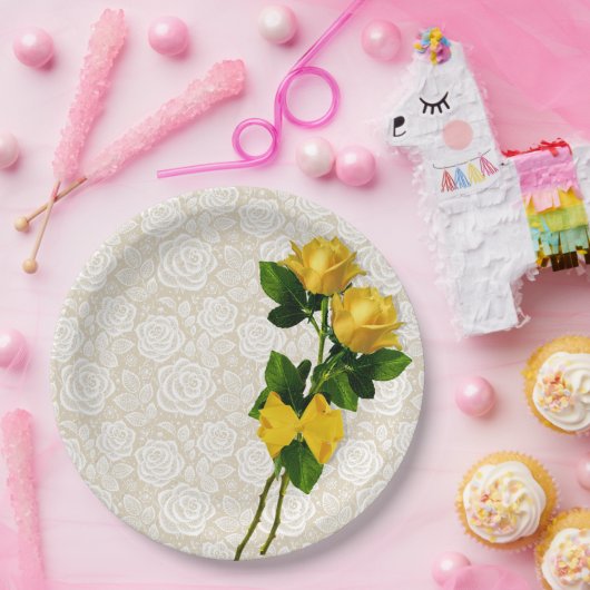 黄色バラはアイボリーの紙皿上の白いレースを曲げます ペーパープレート (パーティー)