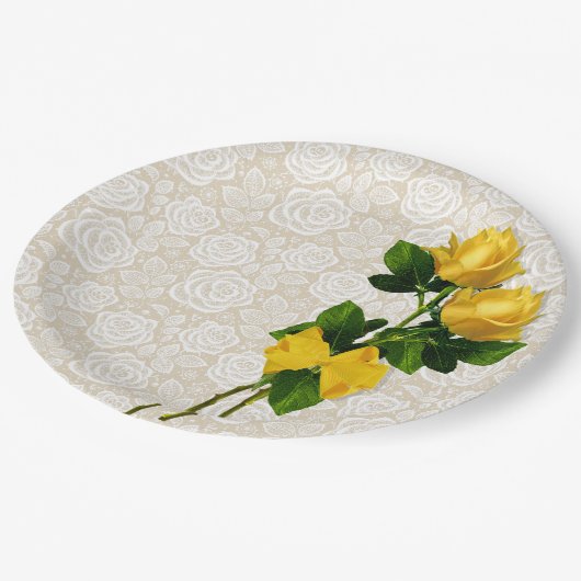黄色バラはアイボリーの紙皿上の白いレースを曲げます ペーパープレート (アングル)