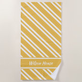 黄色パーソナライズされたと白のマストライプイズ ビーチタオル (正面)