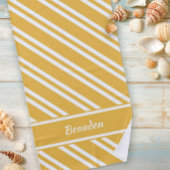 黄色パーソナライズされたと白のマストライプイズ ビーチタオル
