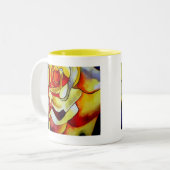 黄色フリーシアの水の色のオリジナルは花 ツートーンマグカップ (正面左)