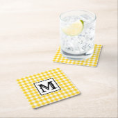 黄色モダンの格子縞モノグラム スクエアペーパーコースター (インサイチュ)