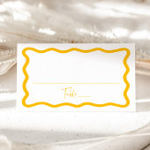 黄色モダンの波状のフレ結婚ーム プレイスカード