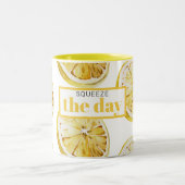 黄色モダンレモンのパターンと絞り日 ツートーンマグカップ (中央)