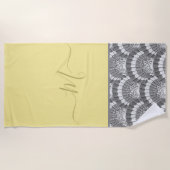 黄色モダン航海の灰色の貝殻エレガント ビーチタオル (正面)