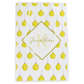 黄色モノグラムのテニスボールオーナメントクリスマス ミディアムペーパーバッグ (正面)