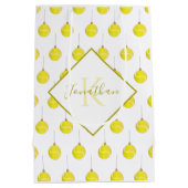 黄色モノグラムのテニスボールオーナメントクリスマス ミディアムペーパーバッグ (裏面)