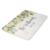 黄色モノグラムのレモンツリーホワイトウッド バスマット (アングル)