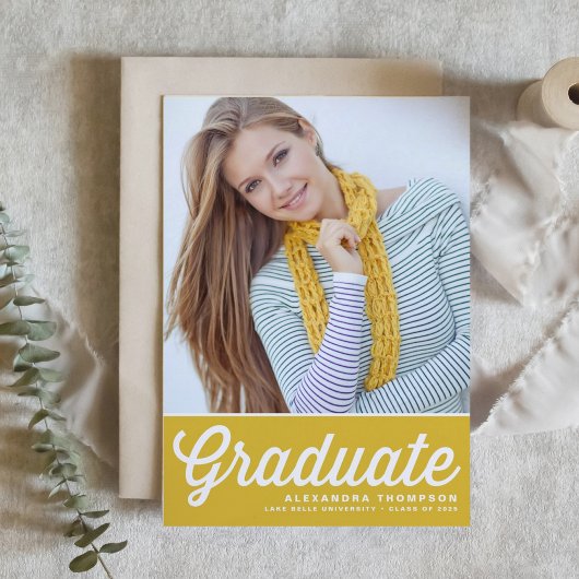 黄色レトロはっきりしたタイポグラフィ写真卒業 招待状