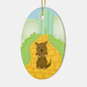 黄色レンガ道路クリスマス装飾の上にトト セラミックオーナメント (左)