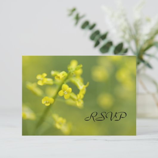 黄色ワイルドフラワーウェディングRSVP応答カード 出欠カード (スタンド正面)