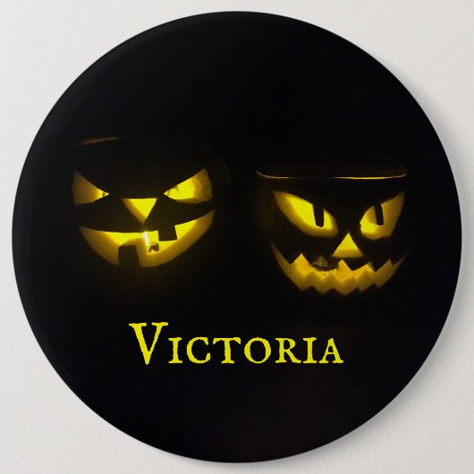 黄色不気味パーソナライズされたと黒のカボチャ顔 缶バッジ (正面)
