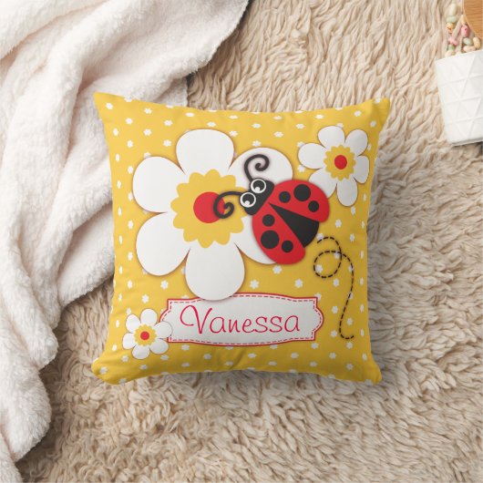 黄色及び赤い女の子のてんとう虫の名前の水玉模様の枕 クッション (ブランケット)