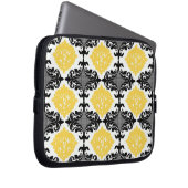 黄色及び黒いダマスク織の花のガーリーな花模様 ラップトップスリーブ (正面右)