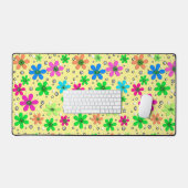 黄色数々のに鮮やかな色のカモミールの花 デスクマット (キーボード&マウス)