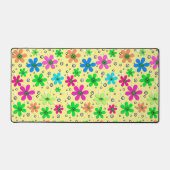 黄色数々のに鮮やかな色のカモミールの花 デスクマット (正面)
