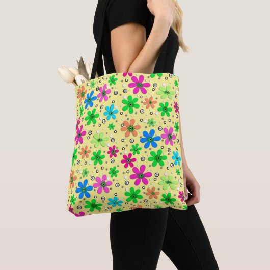 黄色数々のに鮮やかな色のカモミールの花 トートバッグ (クローズアップ)