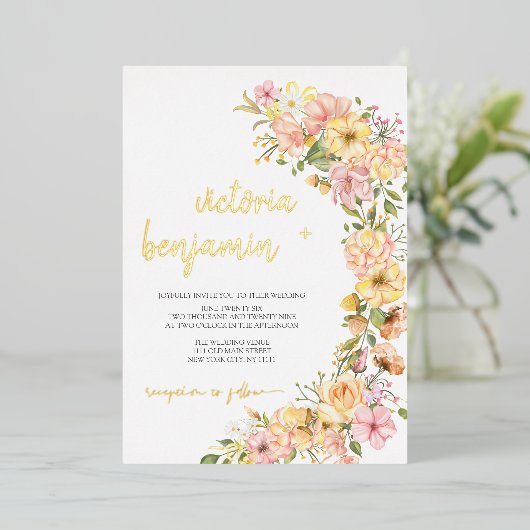 黄色春フローラピンク結婚の花の金ゴールド 箔招待状 (立ち正面)