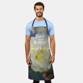 黄色淡い色のバラ エプロン (着用した状態)