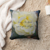 黄色淡い色のバラ クッション (ブランケット)