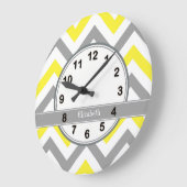 黄色濃い灰色の白LGシェブロングレー名モノグラム ラージ壁時計 (傾斜)