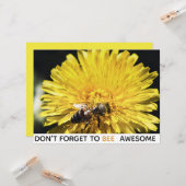 黄色素晴らしの感動的タンポポにミツバチ カード (正面/裏面インサイチュ)