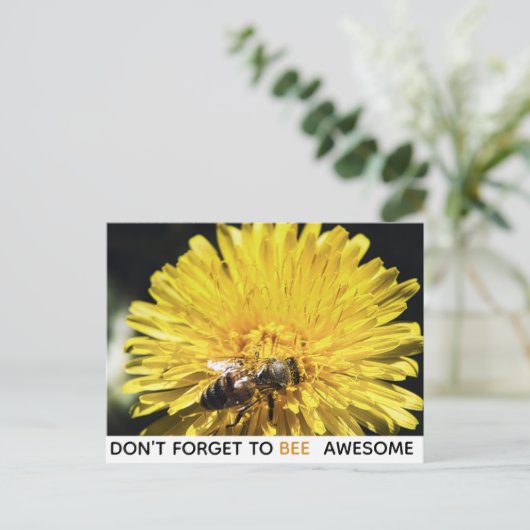 黄色素晴らしの感動的タンポポにミツバチ ポストカード (スタンド正面)