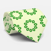 黄色葉の円に緑の ネクタイ (ロール)