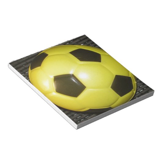 黄色鮮やかと黒のサッカー(サッカー)アート ノートパッド (アングル)