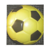 黄色鮮やかと黒のサッカー(サッカー)アート ノートパッド (正面)