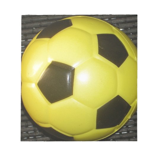 黄色鮮やかと黒のサッカー(サッカー)アート ノートパッド (正面)
