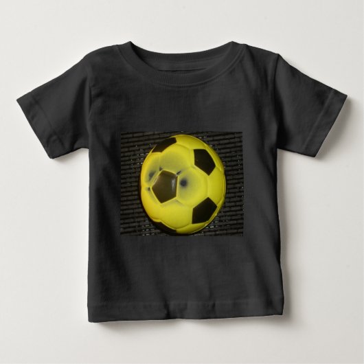 黄色鮮やかと黒のサッカー（サッカー）アート ベビーTシャツ (正面)