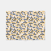 黄色、ピンク、ネイビーブルーのモザイク三角形 フリースブランケット (正面(横))