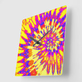 黄色、ピンク、青のスパイラル絞り染め時計 スクエア壁時計 (傾斜)