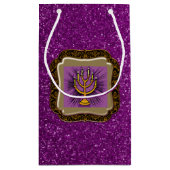 黄色（ユダヤ教）メノラーフレームパープルフェイクグリッター スモールペーパーバッグ (裏面)