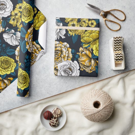 黄色、白色、および二色のバラ(青葉色) ラッピングペーパー (クラフト)