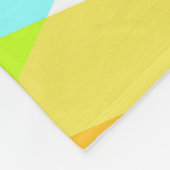 黄色、赤、カデットの青い三角形 フリースブランケット (角)