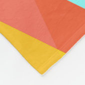 黄色、赤、カデットの青い三角形 フリースブランケット (角)