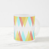 黄色、赤、カデットの青い三角形 フロストグラスマグカップ (正面右)
