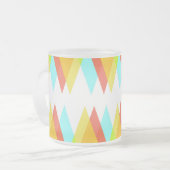 黄色、赤、カデットの青い三角形 フロストグラスマグカップ (正面左)