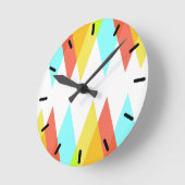 黄色、赤、カデットの青い三角形 ラウンド壁時計 (傾斜)