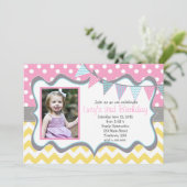 黄色、青、ピンクのペンダントパーティー誕生日 招待状 (スタンド正面)