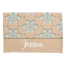 黄褐色に白い彫りの花